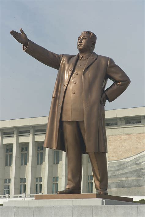 statue of kim jong un.